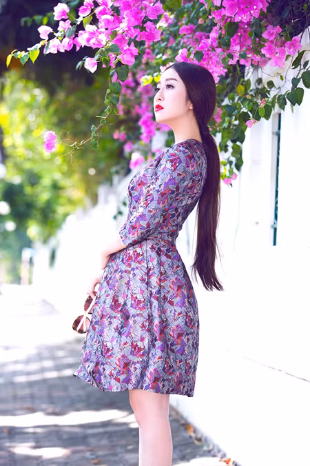 MC Kim Trang “đọ” vẻ đẹp mong manh cùng hoa giấy ảnh 3