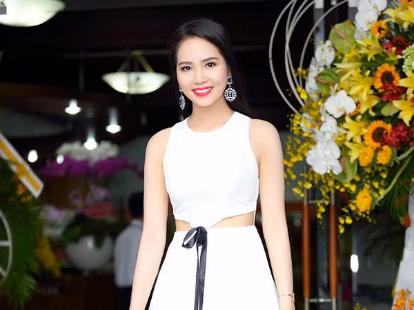 Dương Kim Ánh diện đầm cách điệu khoe "vòng eo con kiến" ảnh 7 Dương Kim Ánh diện đầm cách điệu khoe "vòng eo con kiến" ảnh 7