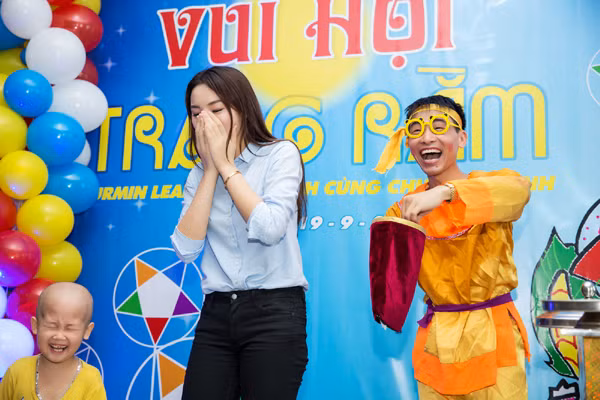 Hoa hậu Kỳ Duyên mang Trung thu sớm đến cho trẻ em ảnh 7