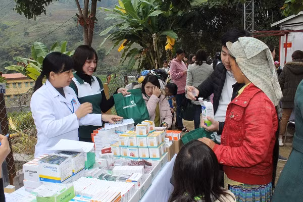 Tấm lòng của các y bác sỹ Thủ đô đến với bà con vùng cao ảnh 14
