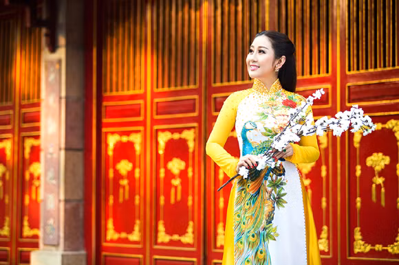 MC Kim Trang rạng ngời lên chùa cầu… duyên ảnh 3
