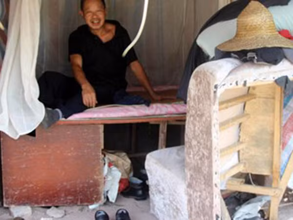 Sống gầm cầu, dành tiền mua nhẫn kim cương tặng vợ ảnh 1