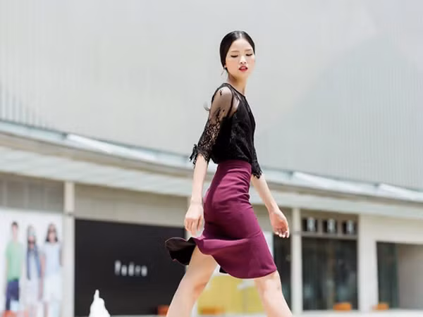 Chà Mi tự tin sải bước trên phố "mê hoặc" người xem ảnh 7 Chà Mi tự tin sải bước trên phố "mê hoặc" người xem ảnh 7