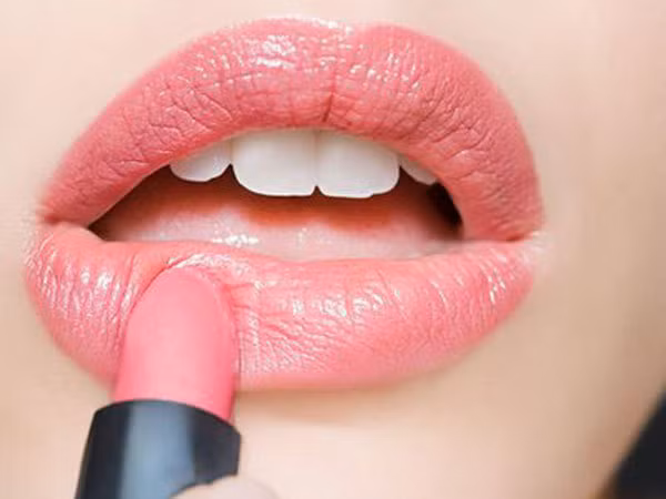 Hóa chất son môi gây hại thần kinh ảnh 1