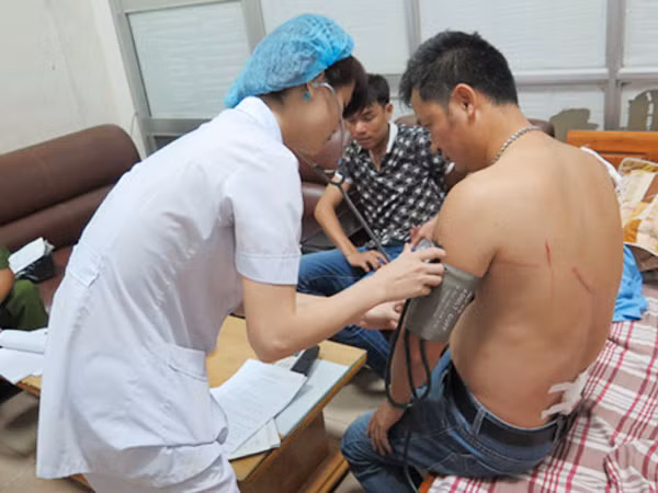 Khẩn trương làm rõ vụ côn đồ hành hung nhà báo ảnh 1