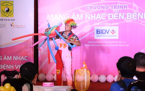 Dàn Sao Mai mang yêu thương đến bệnh viện ảnh 11