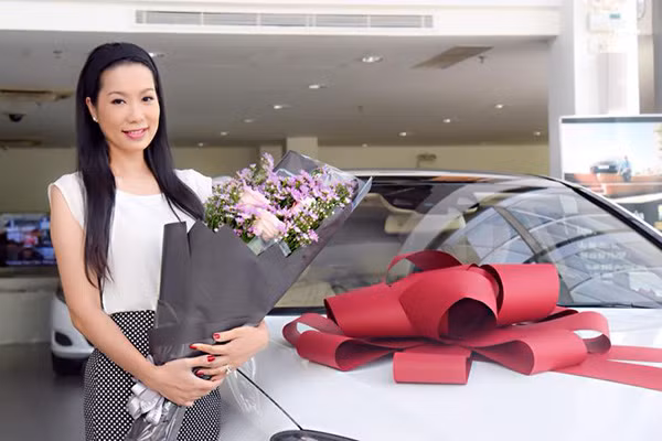 Á hậu Trịnh Kim Chi được tặng quà sinh nhật 5 tỷ đồng ảnh 3