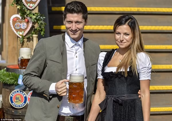Dàn WAGs Bayern Munich khoe sắc trong lễ hội Oktoberfest ảnh 1