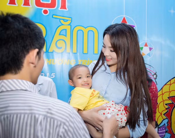 Hoa hậu Kỳ Duyên mang Trung thu sớm đến cho trẻ em ảnh 9