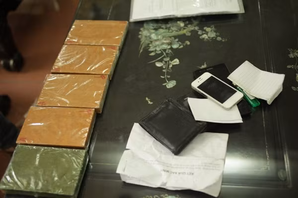 Dùng chun buộc 5 bánh heroin quanh người ảnh 2