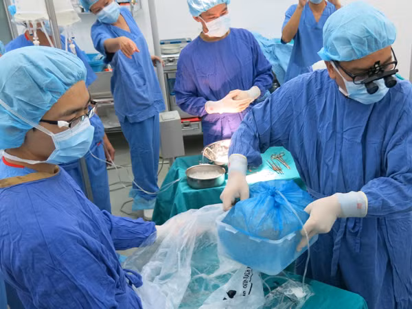 Chuyển tạng từ TP.HCM ra Hà Nội ghép cho 2 bệnh nhân ảnh 1