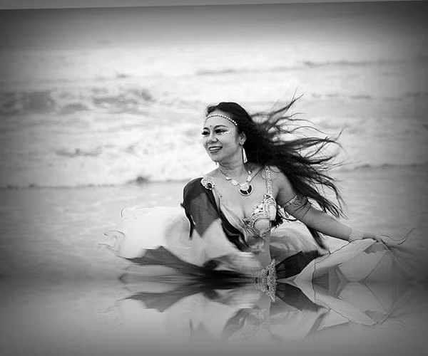 Màn múa bụng huyền ảo trên bãi biển của vũ công bellydance ảnh 6