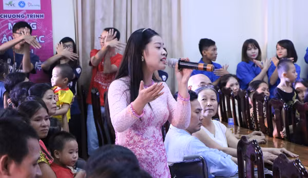 Dàn Sao Mai mang yêu thương đến bệnh viện ảnh 7
