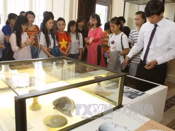 Đồng bào TP.HCM được chiêm ngưỡng hiện vật Hoàng thành Thăng Long ảnh 2