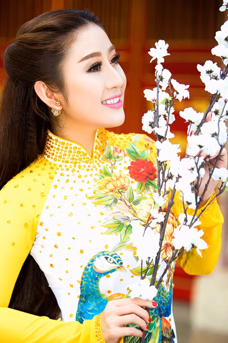 MC Kim Trang rạng ngời lên chùa cầu… duyên ảnh 5