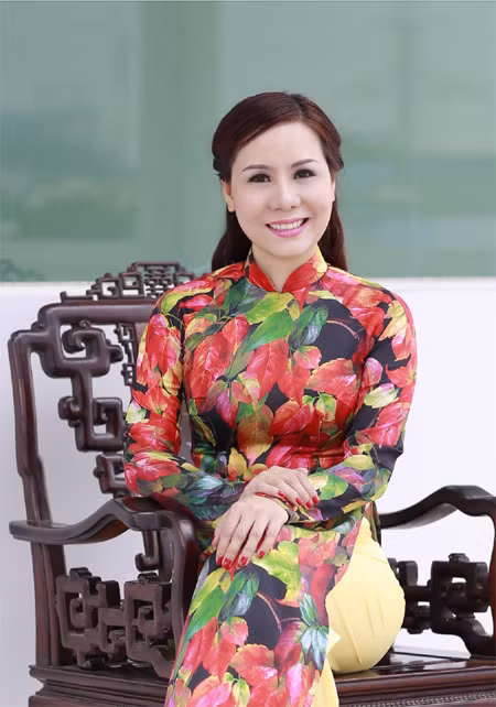 Nữ hoàng Kim Chi đẹp lạ với áo dài họa tiết lá thu ảnh 2
