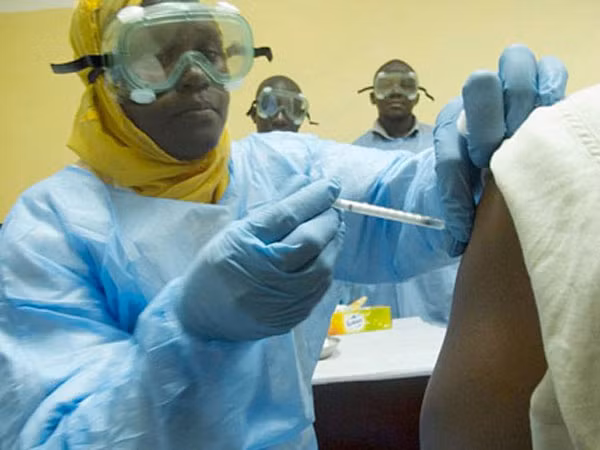 Điều trị Ebola bằng máu người khỏi bệnh ảnh 1