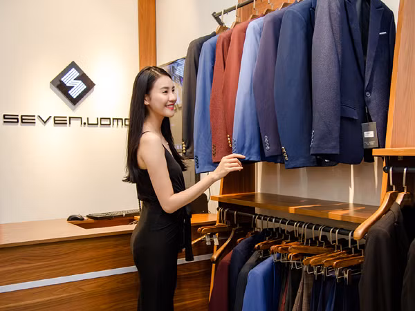 Siêu mẫu Phan Hà Phương chúc mừng "bà trùm" Hạ Vy khai trương cửa hàng mới ảnh 6