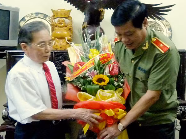 Thăm, chúc mừng các đồng chí nguyên lãnh đạo Công an thành phố ảnh 1