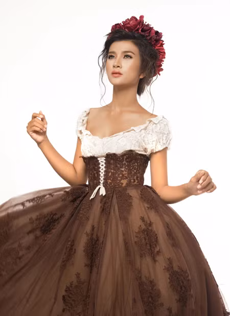 Kim Tuyến khoe nhan sắc gợi cảm như nàng công chúa trong cổ tích ảnh 5