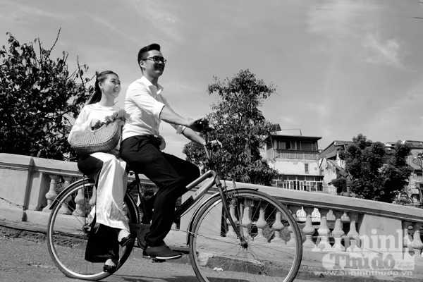 Ngắm mùa thu Hà Nội tuyệt đẹp qua những bức ảnh đen trắng ảnh 9