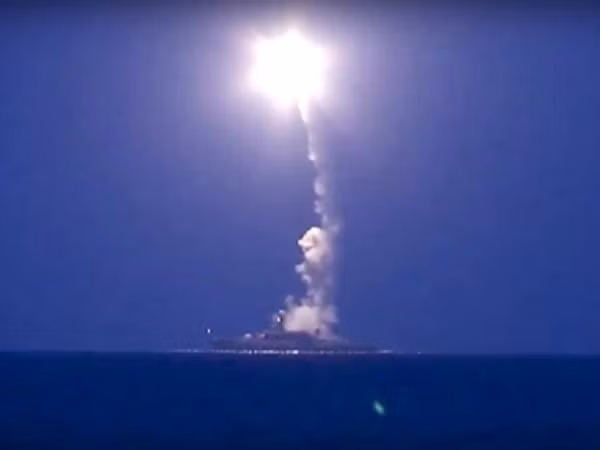 Nga bất ngờ bắn tên lửa tầm xa vào thành trì phiến quân ở Idlib ảnh 1