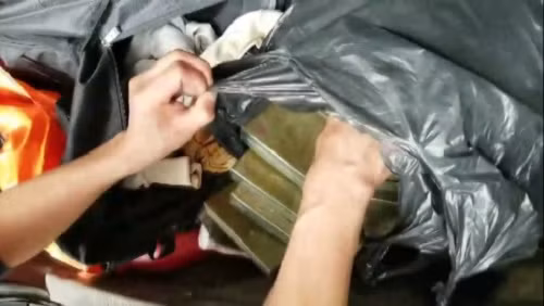 Bắt giữ đối tượng "cõng" 20 bánh heroin và 1.000 viên hồng phiến ảnh 1