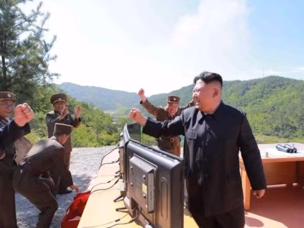 Ông Kim Jong-un: ICBM là "món quà" giành cho Ngày Độc lập Mỹ ảnh 1 Ông Kim Jong-un: ICBM là "món quà" giành cho Ngày Độc lập Mỹ ảnh 1