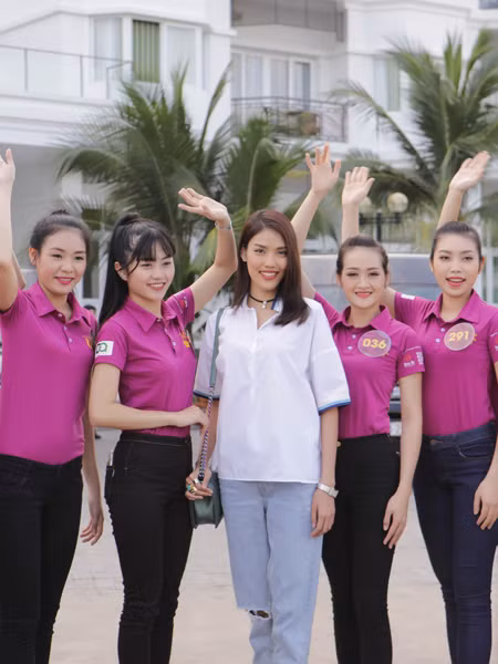 Lan Khuê ăn mặc giản dị, thị phạm catwalk cho thí sinh "Người đẹp xứ Dừa" ảnh 9