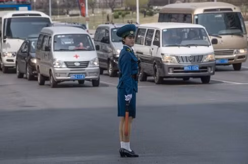 Một nữ cảnh sát Triều Tiên điều tiết giao thông