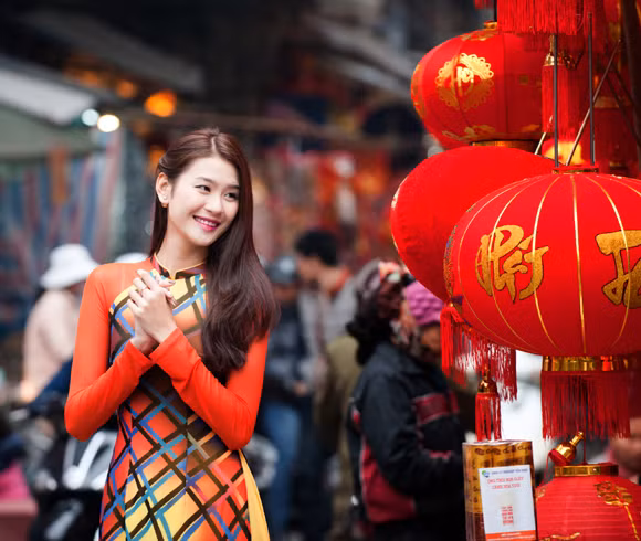 Phan Hà Phương diện áo dài nổi bật dạo phố hoa ảnh 2