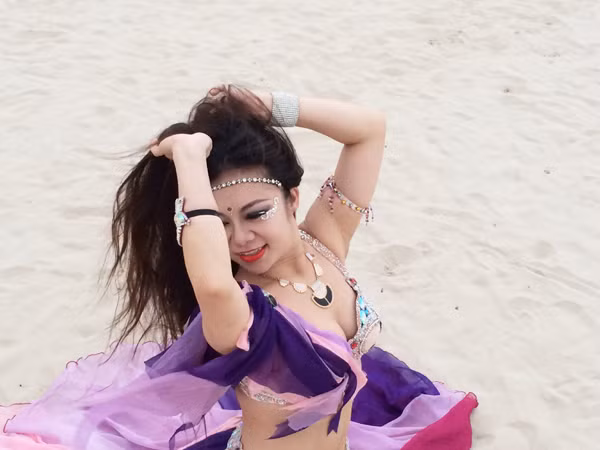 Màn múa bụng huyền ảo trên bãi biển của vũ công bellydance ảnh 2