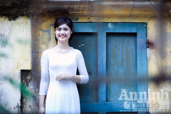 Ngắm nữ sinh tài sắc đẹp mơ màng trong nắng thu Hà Nội ảnh 4