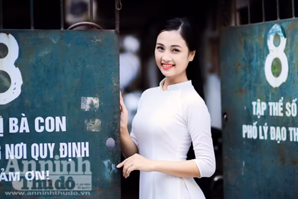 Ngắm nữ sinh tài sắc đẹp mơ màng trong nắng thu Hà Nội ảnh 5