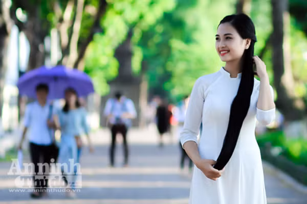 Ngắm nữ sinh tài sắc đẹp mơ màng trong nắng thu Hà Nội ảnh 8