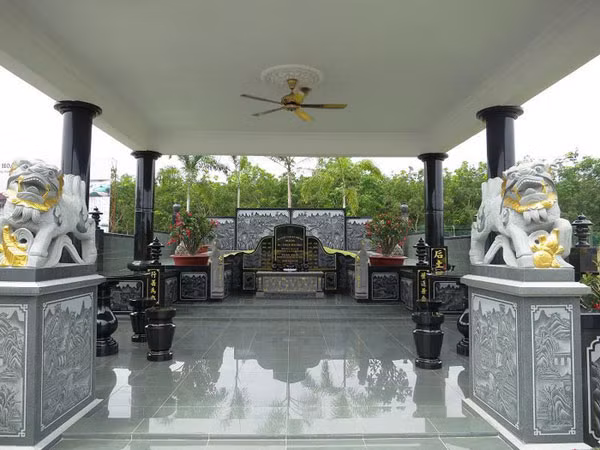 Niềm tin tâm linh mù quáng từ những ngôi mộ tiền tỷ ảnh 1