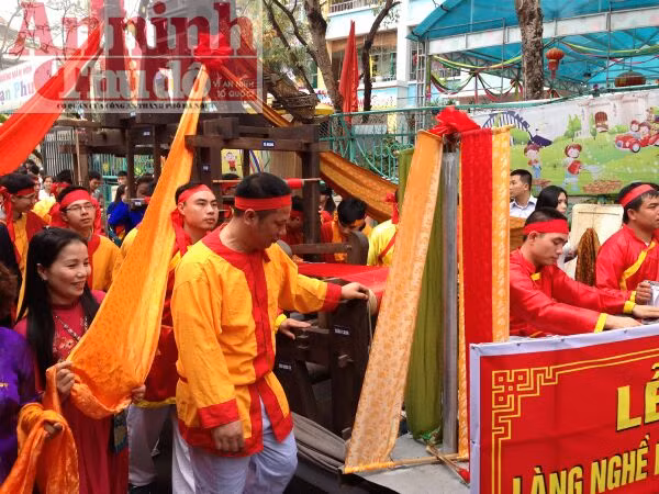 Lễ rước “hoành tráng” ở làng lụa lớn nhất nước ảnh 31
