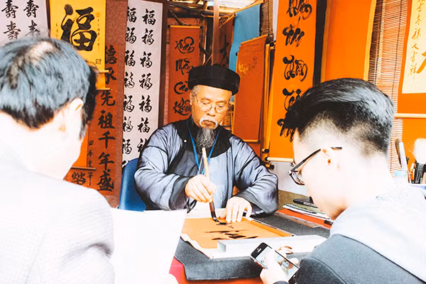 Người dân Thủ đô đổ xô đi xin chữ đầu năm mới ảnh 4