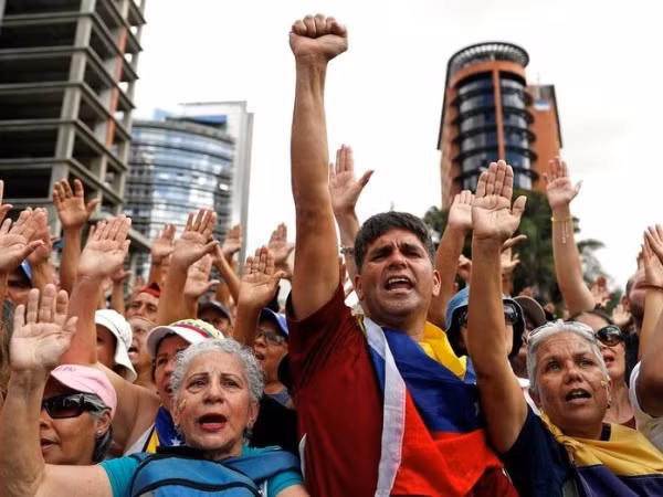 Những kẻ lạ mặt trên trực thăng nổ súng vào người biểu tình Venezuela ảnh 1