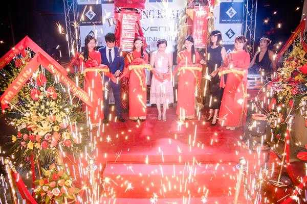 Siêu mẫu Phan Hà Phương chúc mừng "bà trùm" Hạ Vy khai trương cửa hàng mới ảnh 2
