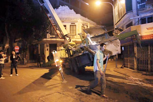 Hà Nội: Nửa đêm, xe cẩu mất trụ suýt đổ vào nhà dân ảnh 1