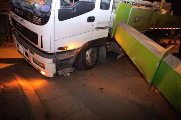 Hà Nội: Nửa đêm, xe cẩu mất trụ suýt đổ vào nhà dân ảnh 4