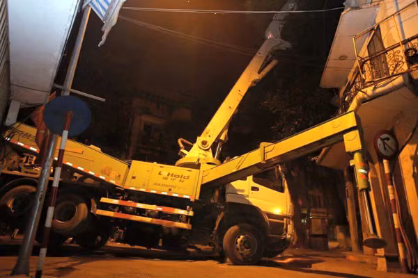 Hà Nội: Nửa đêm, xe cẩu mất trụ suýt đổ vào nhà dân ảnh 2
