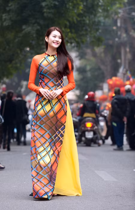 Phan Hà Phương diện áo dài nổi bật dạo phố hoa ảnh 1