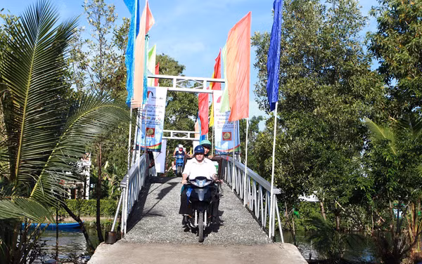 Người dân Đất Mũi vui mừng với cây cầu thép dây văng mới ảnh 4 Người dân Đất Mũi vui mừng với cây cầu thép dây văng mới ảnh 4