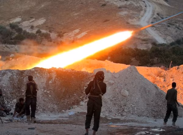 Phiến quân phóng hàng loạt tên lửa Grad vào các đồi cao ở Aleppo ảnh 1
