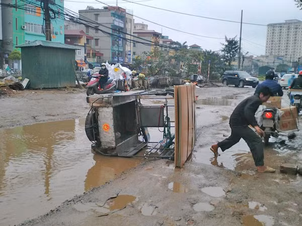 Nguy cơ tai nạn trên con đường “ổ voi” ảnh 2