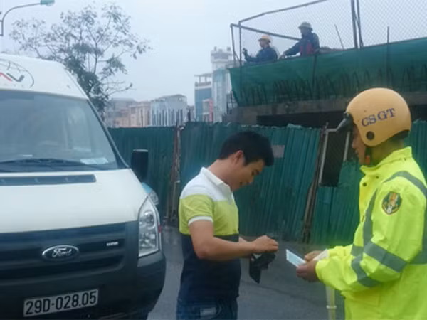 Kiên quyết xử lý xe ô tô đi vào đường ngược chiều ảnh 1