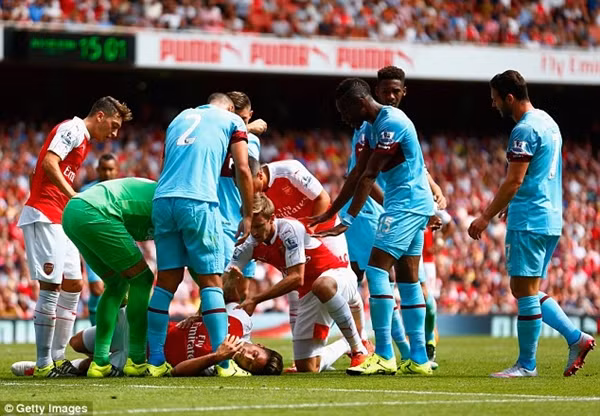 Giroud may mắn thoát khỏi chấn thương sọ não ảnh 8