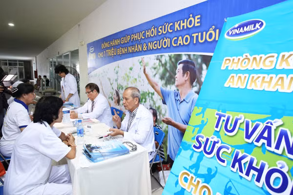 Vinamilk Sure Prevent đồng hành chăm sóc sức khỏe cho 4.000 người cao tuổi ảnh 5